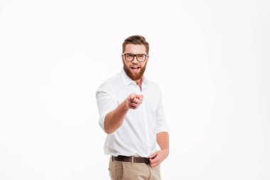 Yakışıklı genç sakallı adam işaret.