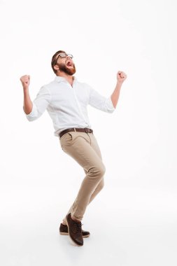 Mutlu genç adam kazanan jest gösterilen sakallı.