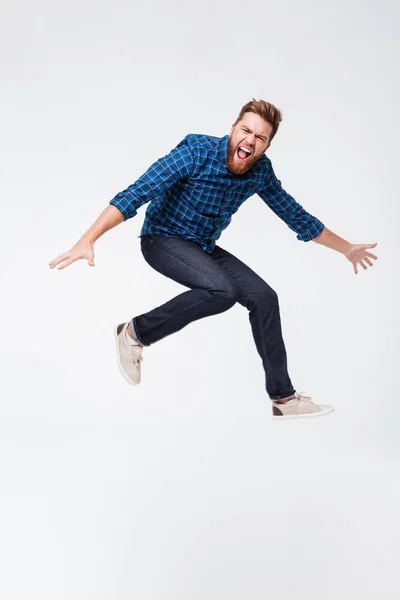 Portrait complet d'un homme barbu drôle excité sautant — Photo