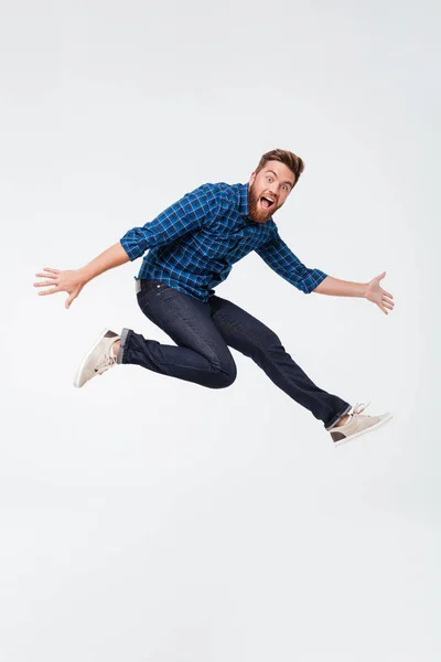 Retrato completo de un hombre barbudo feliz y excitado saltando —  Fotos de Stock