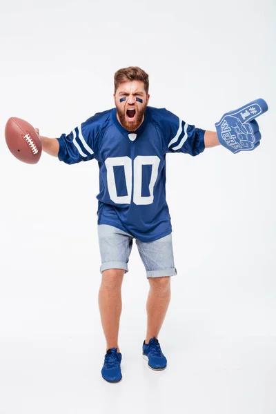 Schreiender Mann Fan im blauen T-Shirt mit Rugby-Ball. — Stockfoto