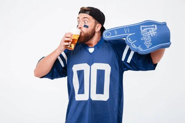 Emocional homem fã em azul t-shirt beber cerveja . — Fotografia de Stock