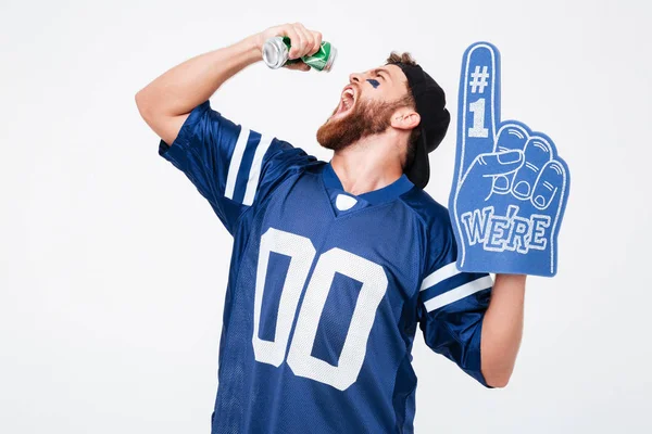 Heyecanlı adam fan bira içme numaralı hayranıyım eldiven giyiyor.