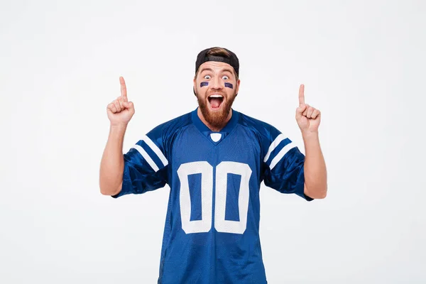 Hombre gritando ventilador en azul camiseta señalando . — Foto de Stock