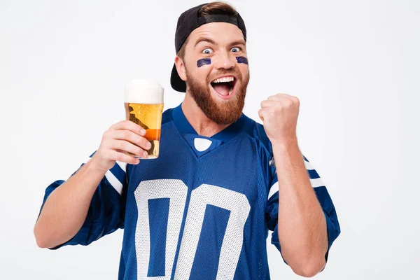 Happy man fan in blue t-shirt drinking beer. — Stock Photo, Image