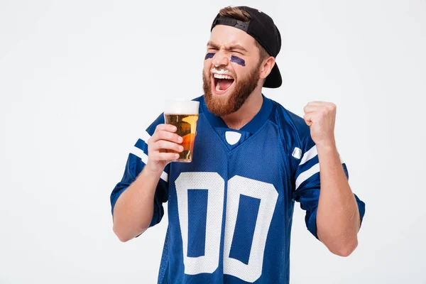 Emocionado hombre gritando ventilador beber cerveza hacer gesto ganador . —  Fotos de Stock