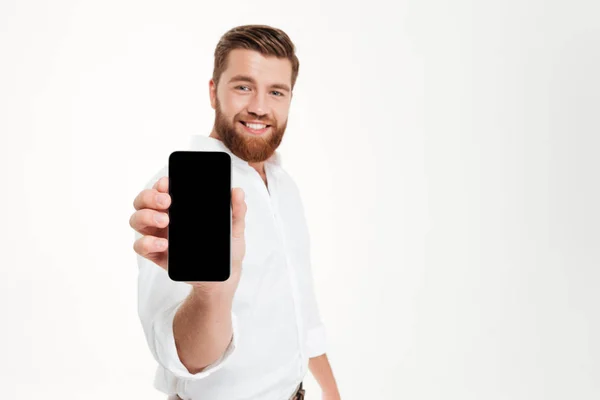 Jovem alegre barbudo homem emocional mostrando exibição de telefone . — Fotografia de Stock