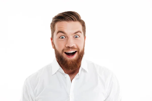 Boldog fiatal szakállas férfi állandó fehér falon — Stock Fotó