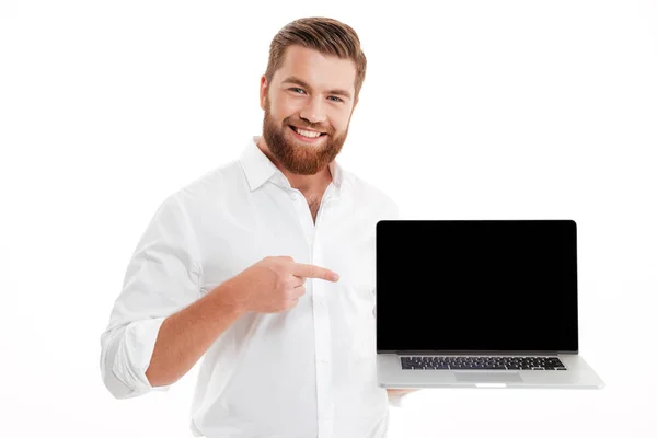 Sorrindo jovem barbudo apontando dedo — Fotografia de Stock