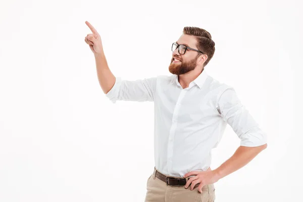 Sonriendo guapo barbudo hombre de pie — Foto de Stock