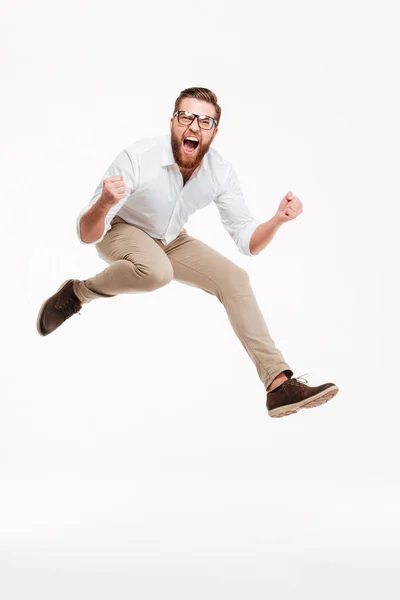 Fröhlicher junger bärtiger Mann springt — Stockfoto