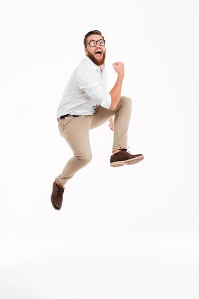 밝은 수염된 젊은이 점프. — 스톡 사진
