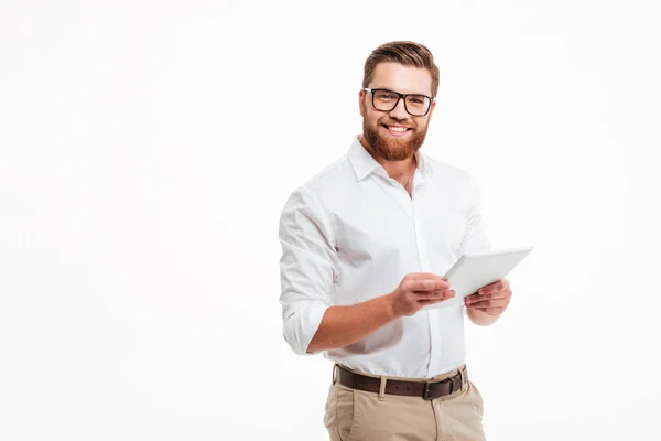 Hombre barbudo joven feliz usando tableta . — Foto de Stock