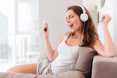 müzik Kulaklığımda mutlu genç kadın