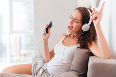 Kulaklık müzik neşeli genç kadın