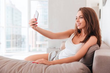 Bir selfie alarak gülümseyen genç kadın