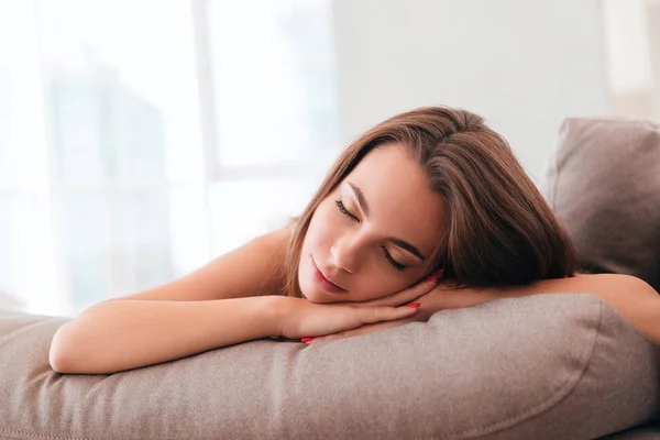 Bir yastık üzerinde uyuyan genç ve güzel kadın — Stok fotoğraf