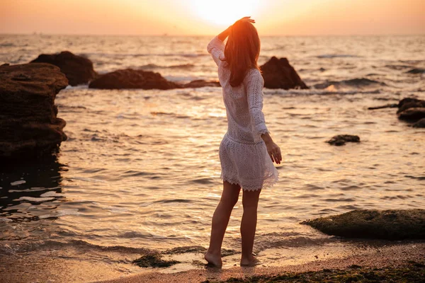 Вид сзади Красивая брюнетка в светлом летнем платье — стоковое фото