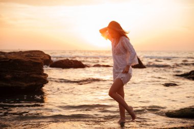 Tam uzunlukta tarafındaki Görünüm görüntü genç esmer kadın