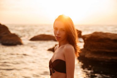 Denize yakın poz genç ve güzel esmer kadın yan görünüm