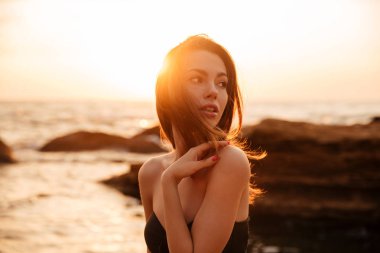 Bikini poz güzellik esmer kadın yan görünüm