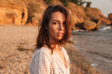 Yan görünüm hafif yaz aylarında genç kadın elbise