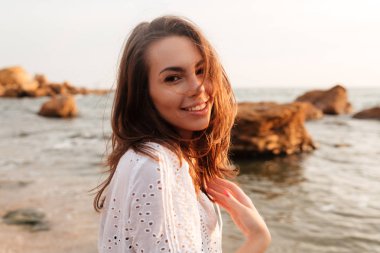 Hafif yaz elbise poz içinde mutlu kadın yan görünüm