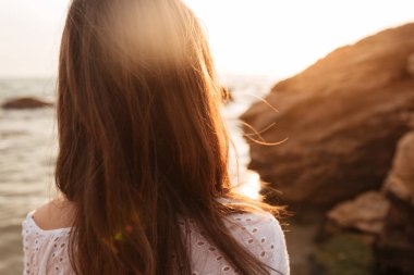 Arka ışık yazlık elbise esmer kadın göster