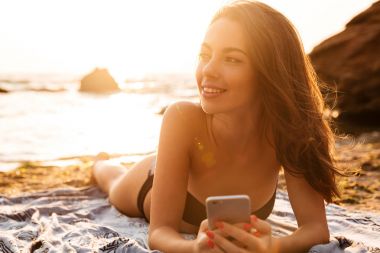 Sahilde yalan bikini kaygısız esmer kadın