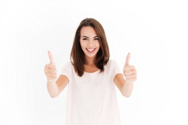 Gülümseyen kadın başparmağını kaldırıyor ve kameraya bakıyor.