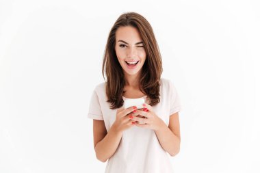 Mutlu esmer kadın holding smartphone ve kamera göz kırpıyor