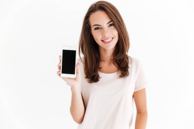 Neşeli esmer kadın gösteren boş smartphone ekran