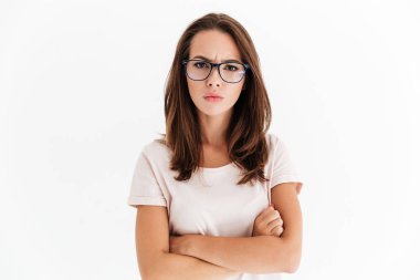 Ciddi gözlük ile çapraz kolları poz kadında