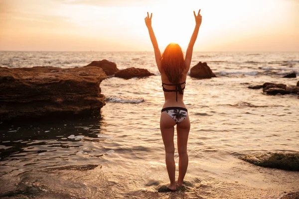 Vista posteriore di felice donna bruna in bikini — Foto Stock