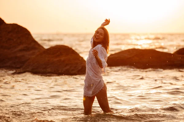 Vista laterale di felice donna bruna in abito estivo leggero — Foto Stock