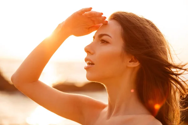 Close up picture in profile of attractive brunette woman — Stock Photo, Image