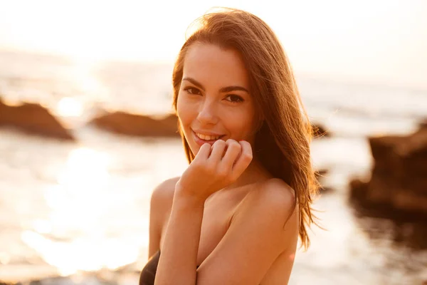 Närbild bild av glada brunett kvinna poserar på stranden — Stockfoto
