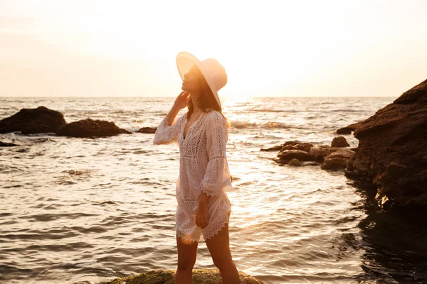 Vista laterale di bellezza bruna donna in abito estivo leggero — Foto Stock