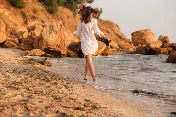 Full length back view image of brunette woman — Stock Photo, Image