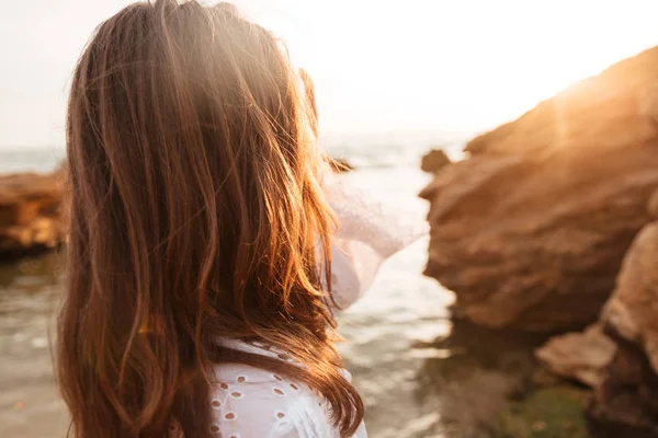 Vista dal retro della donna bruna in abito estivo leggero — Foto Stock