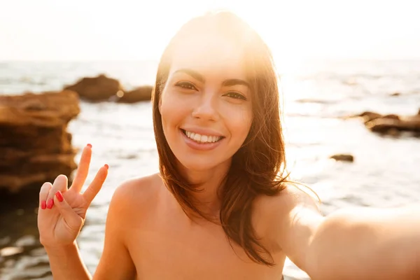 Close up εικόνα του χαμογελαστό γυναίκα κάνει selfie στην παραλία — Φωτογραφία Αρχείου