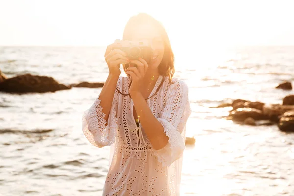 Mujer morena bonita en vestido de verano ligero haciendo foto —  Fotos de Stock