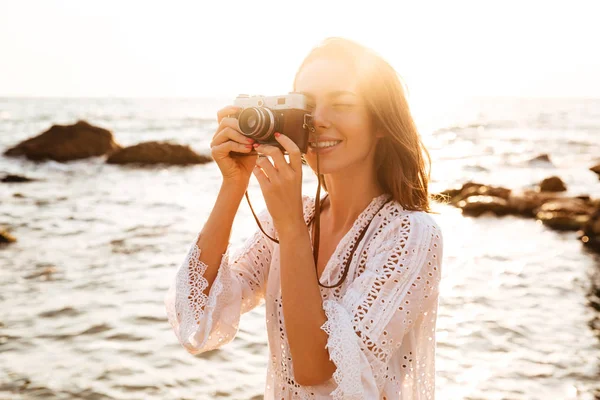 Mujer morena sonriente en vestido de verano ligero haciendo foto — Foto de Stock