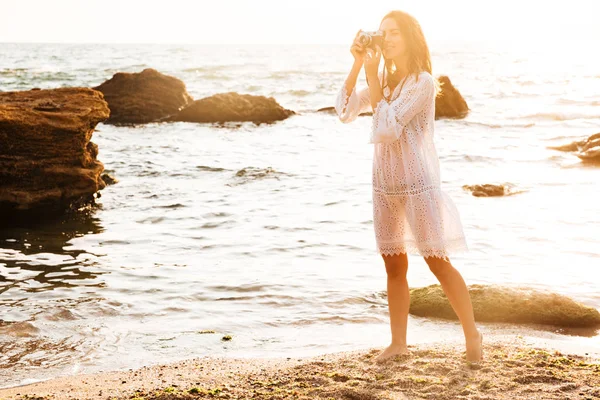 Full-length image of young brunette woman in light summer dress — Stock Photo, Image