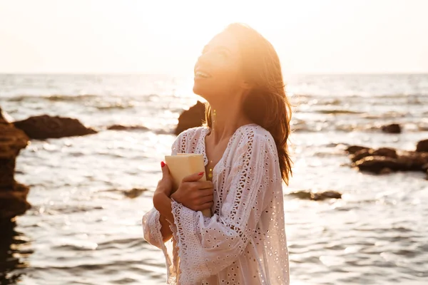 Vista lateral de la mujer joven en vestido de verano ligero — Foto de Stock