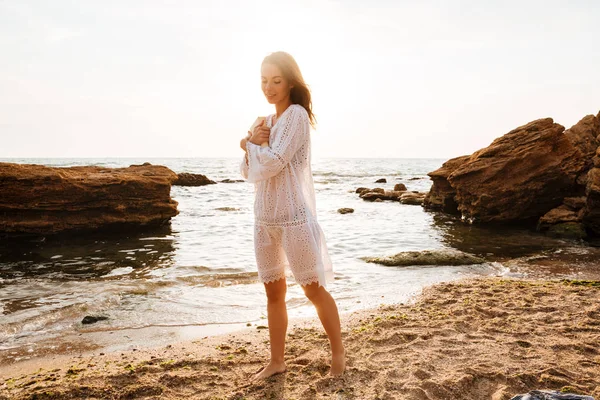 Полнометражный образ молодой красивой женщины в светлом летнем платье — стоковое фото