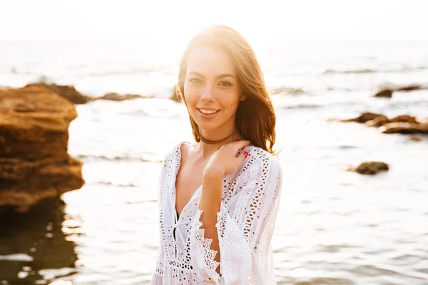 Bild einer lächelnden brünetten Frau im leichten Sommerkleid — Stockfoto