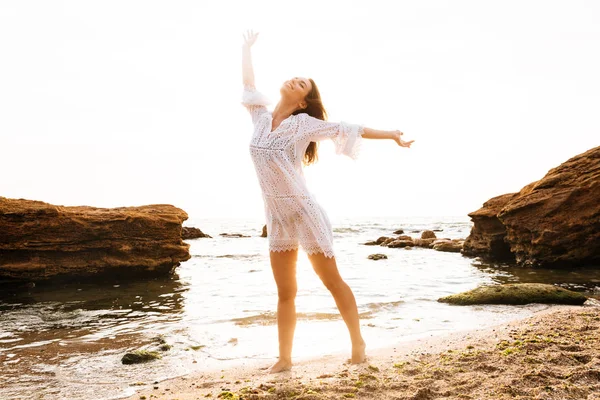 Bild einer glücklichen Frau im leichten Sommerkleid in voller Länge — Stockfoto