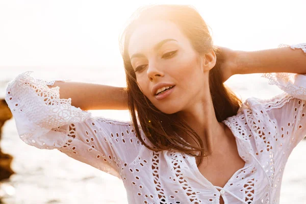 Mulher atraente em vestido de verão leve — Fotografia de Stock