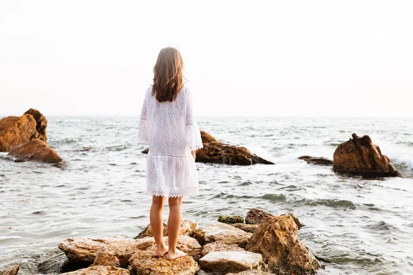 Vista posteriore della donna bruna in abito estivo leggero in posa — Foto Stock